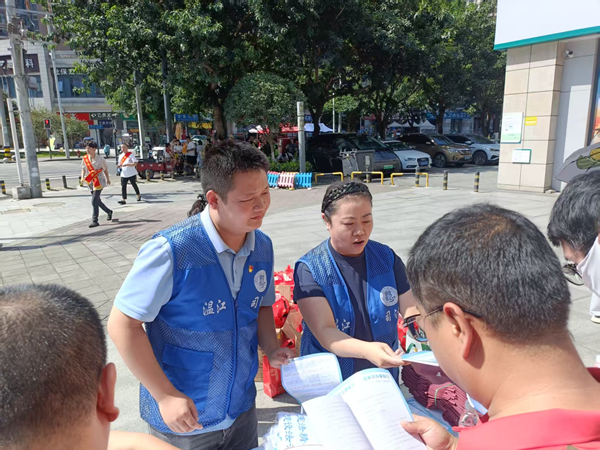 溫江區司法局公平司法所開展“送法進社區”法治宣傳活動，提供專業社會經濟咨詢服務